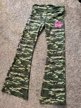 Victoria’s Secret Pink camo yoga pants size M
